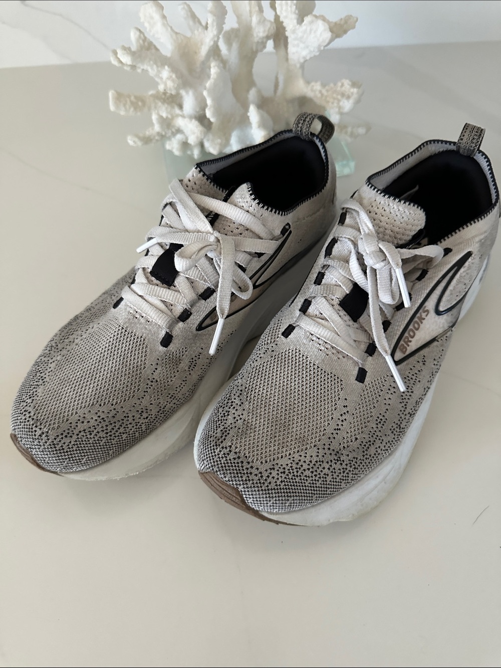 Brooks Glycerin women's dRunning Sneakers - Gray & light grey . Size 8.